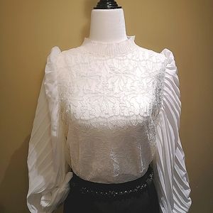Lace blouse with pleated balloon sleeve. Size small